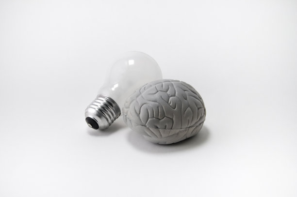 创造性的大脑和灯泡-主意!图片下载
