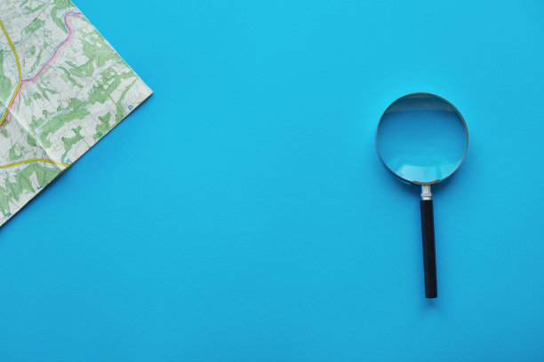 地图和放大镜的高角度视图素材图片