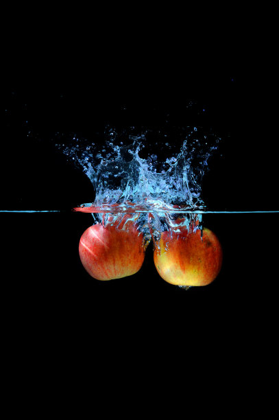 红苹果水飞溅。图片下载