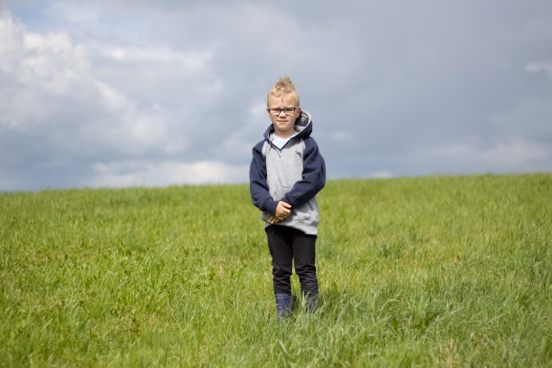 写作者的男孩图片下载