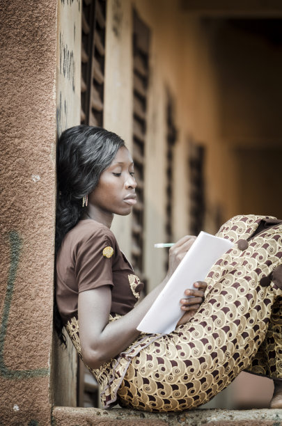 非洲女商人象征:年轻的黑人女孩正在吸取教训图片下载
