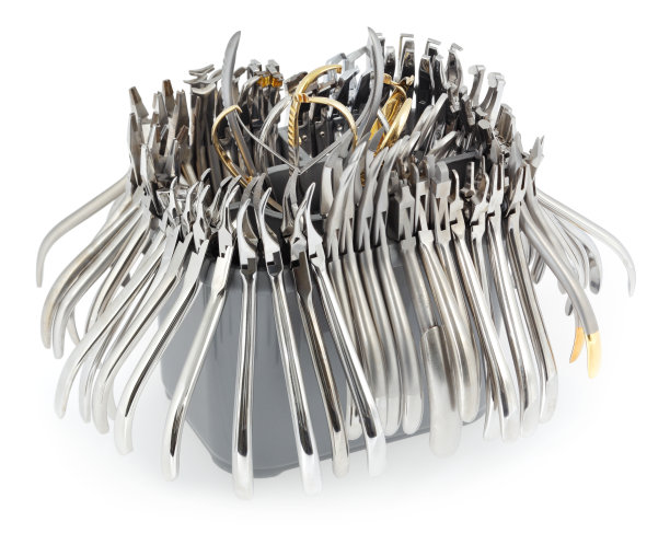 一套大的牙齿矫正钳图片下载