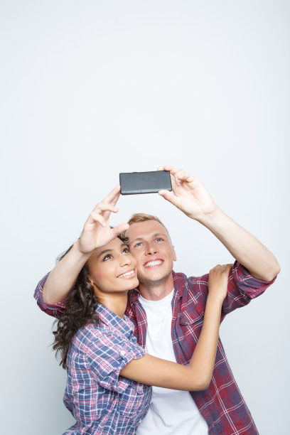 快乐情侣拍照片图片下载