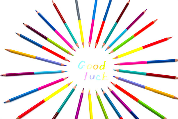 白色背景上的彩色铅笔图片下载