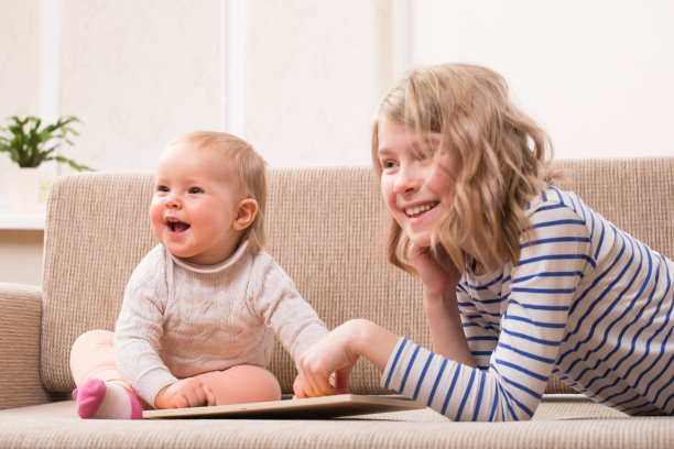 两姐妹在看平板电脑图片下载
