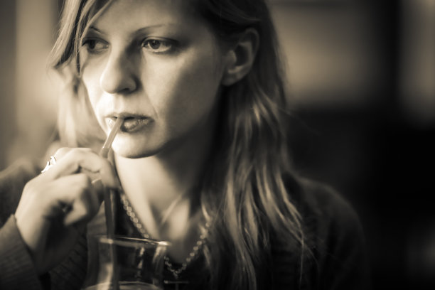 年轻女子在咖啡喝柠檬水图片下载