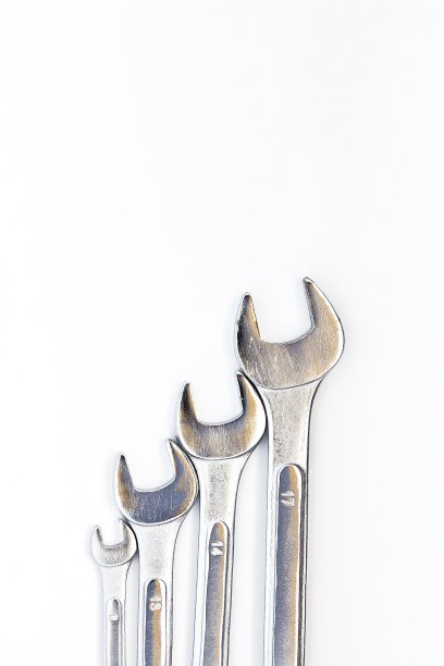 金属扳手隔离在白色背景上。垂直的图像图片下载