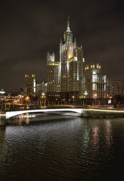 晚上的摩天大楼图片下载