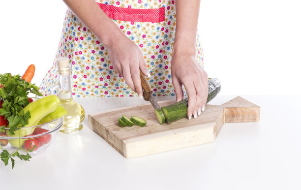 女人切蔬菜准备食物图片下载