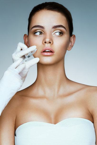 专业化妆师制作的返老还童注射剂。图片下载