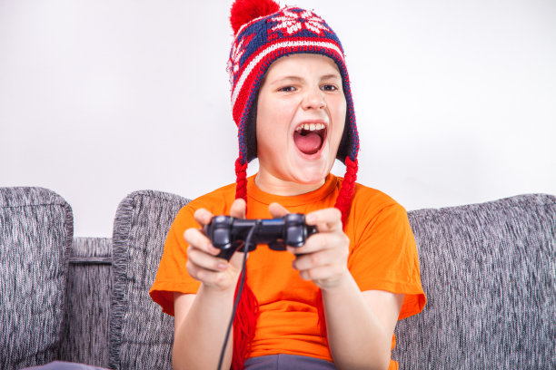 情绪化的孩子玩电子游戏图片下载