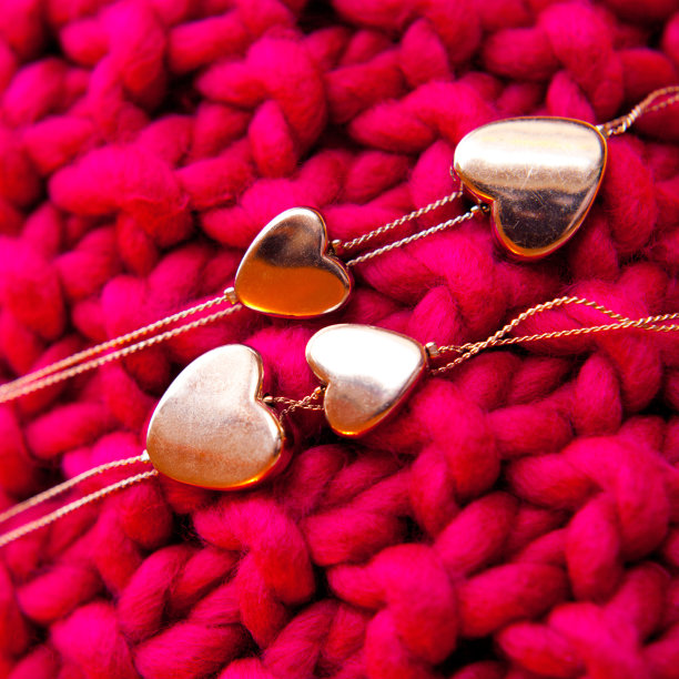 红色的黄金心形首饰图片下载