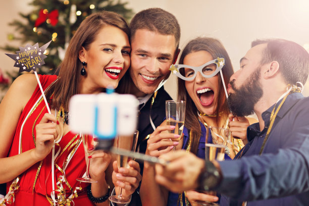 一群朋友庆祝新年图片下载