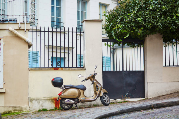 停在巴黎街道上的老式摩托车素材图片