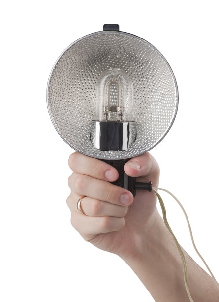 手与复古照片闪光灯孤立在白色背景图片下载