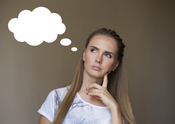 沉思的年轻漂亮的女人，抬起头来图片下载