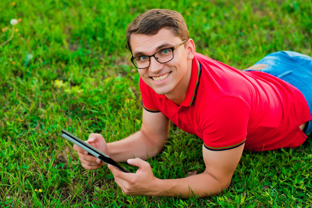 快乐的学生在外面用平板电脑图片下载