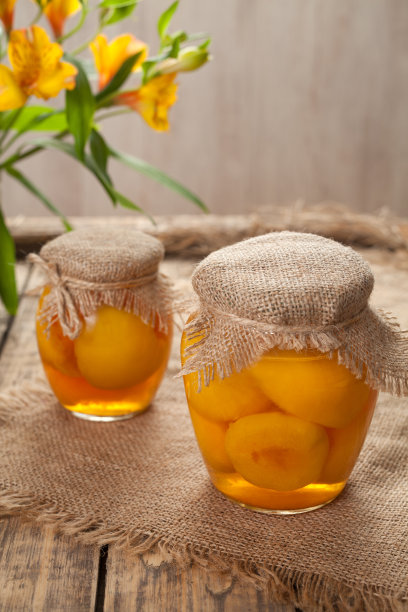 用旧布装在玻璃罐里的蜜桃素材图片