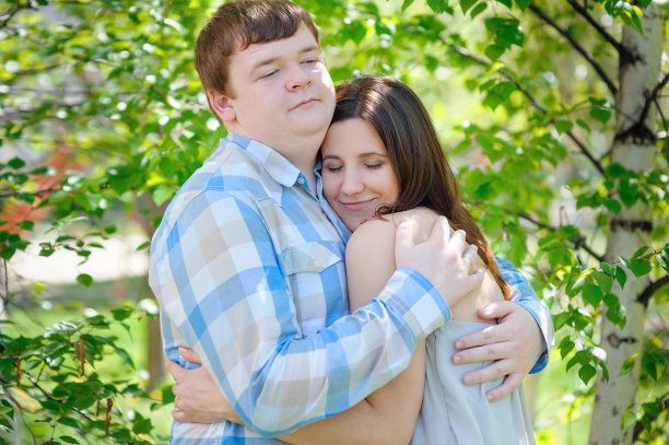 一对情侣在春天的公园里散步图片下载