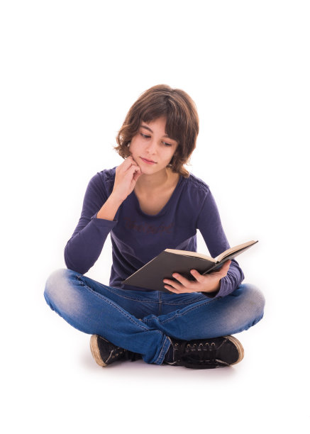 阅读的少女图片下载
