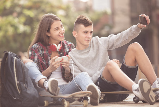 两个青少年在一起自拍图片下载