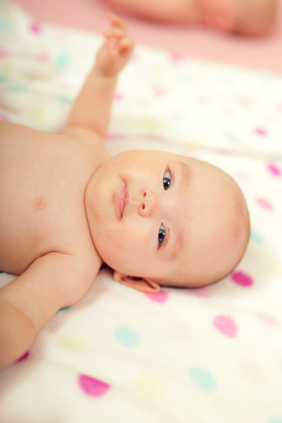 可爱的小女孩躺在她的背上图片下载