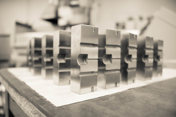 型腔刀片准备磨削图片下载