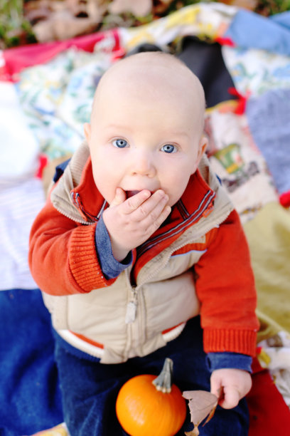 男婴看起来很震惊图片下载