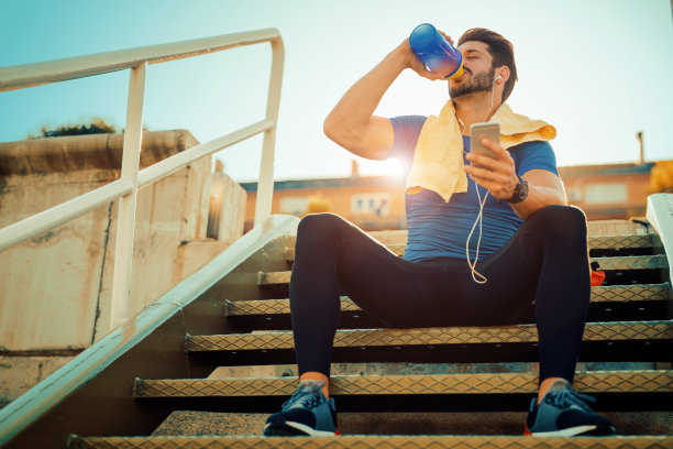 慢跑后正在休息的精疲力竭的人图片下载