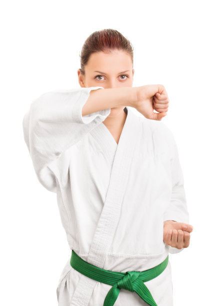 穿着和服的年轻女孩正在做木块图片下载