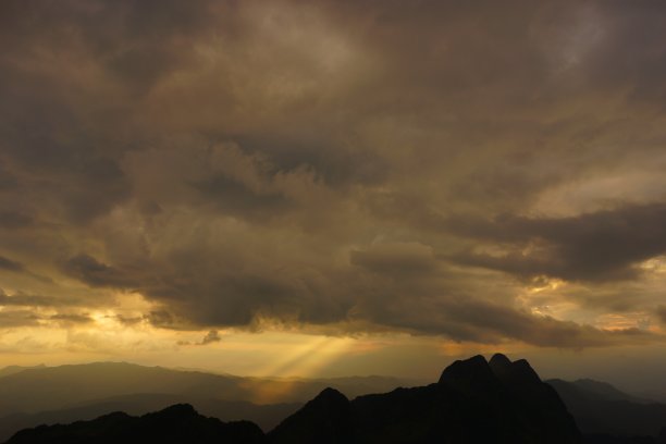 日落时的高山景观图片下载