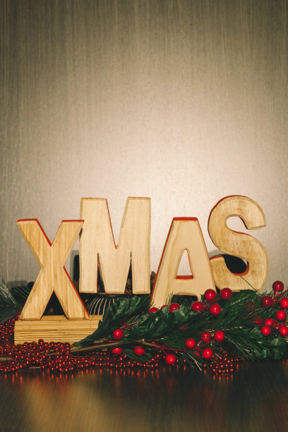 木头圣诞信件，冬青枝和浆果图片下载