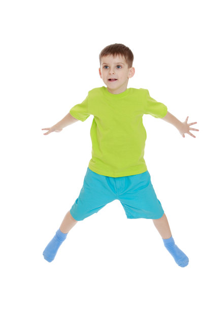 穿着t恤的有趣小男孩图片下载