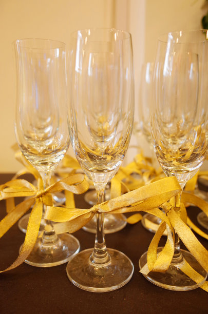 许多镶着金色丝带的香槟酒杯图片下载