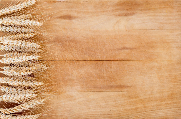 木质背景上的小麦穗图片下载