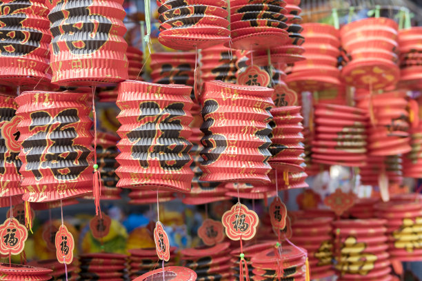 中秋节的彩灯在市场上出售素材图片