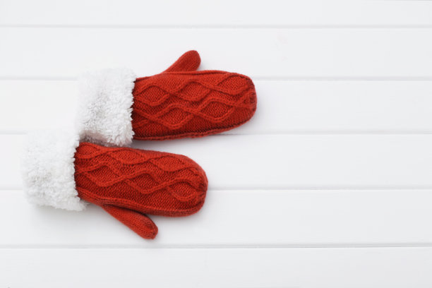 木制背景上的红色手套图片下载