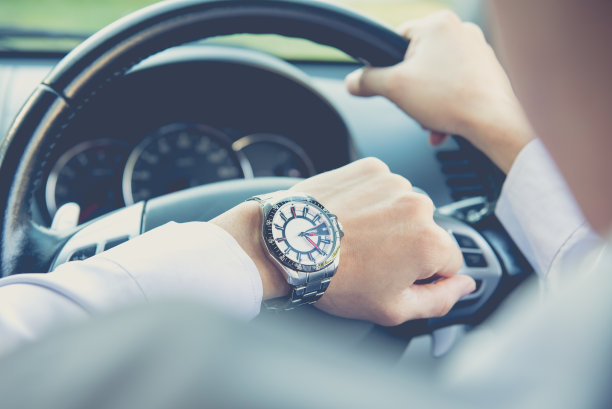 商人看手表图片下载