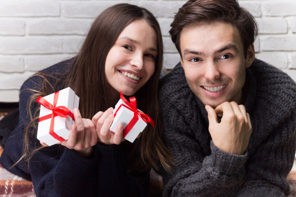 男人给女人礼物。圣诞节。新的一年图片下载