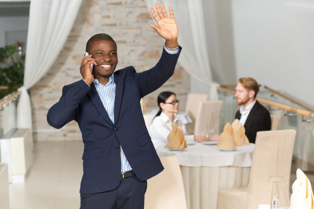 商人通过手机交谈图片下载