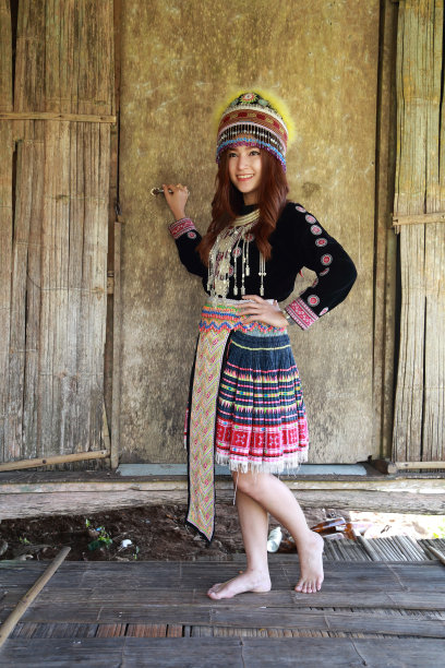 传统着装的Mhong山部落妇女图片下载