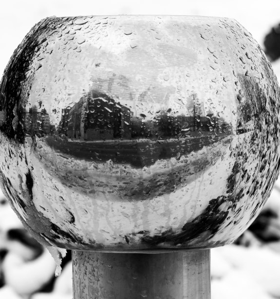 金属杆顶着雪。图片下载