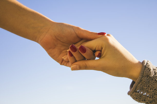 双手紧握图片下载