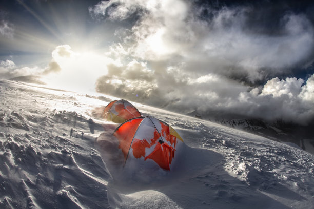冬天在山上搭帐篷图片下载