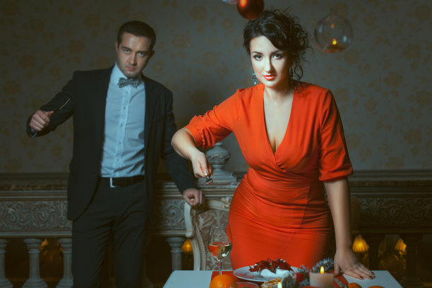 女人拿着叉子，男人拿着刀。图片下载