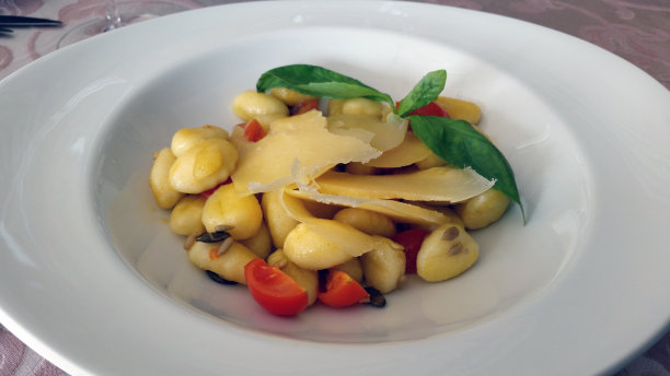 白色盘子上的意大利面和奶酪图片下载