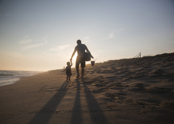 夕阳下父女的剪影图片下载