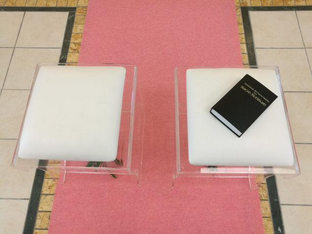 把圣经放在配偶的凳子上图片下载