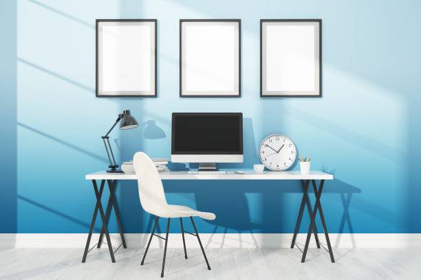 有电脑和海报的工作空间图片下载