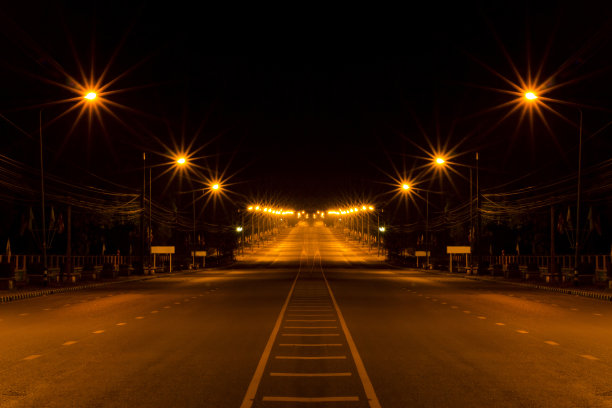 夜晚空旷的道路图片下载